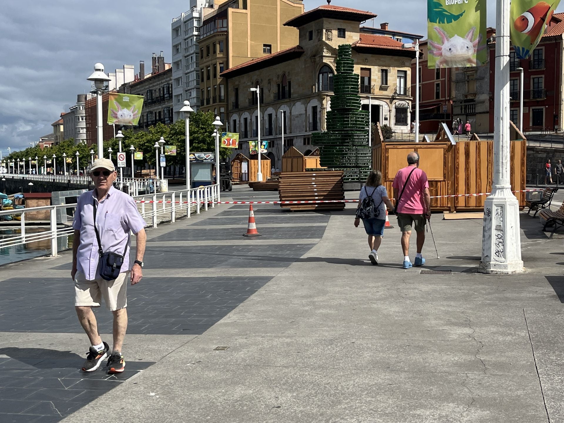 Montaje de las casetas del Paseo Gastro en Claudio Alvargonzález