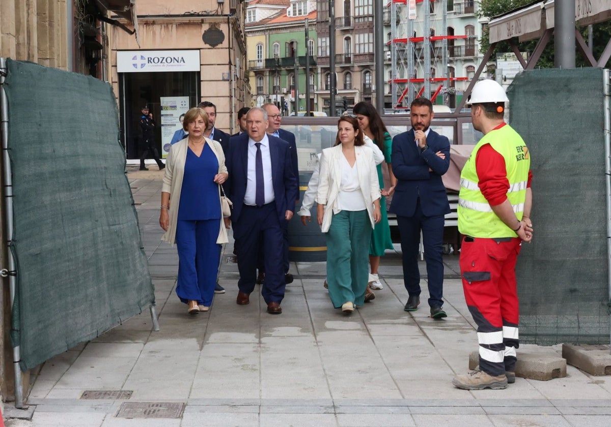 El ministro de Industria y Turismo, Jordi Hereu, visitó esta mañana las obras de la muralla medieval de Avilés.