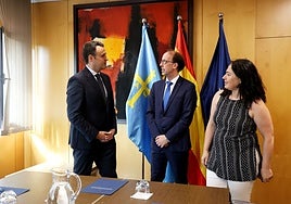 El consejero Guillermo Peláez, el presidente de la Audiencia Provincial, Antonio Lorenzo, y la viceconsejera Encarnación Vicente, momentos antes de la reunión celebrada este viernes.