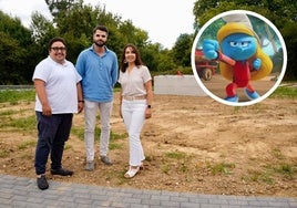 De izquierda a derecha, los concejales del PP Javier Mateus, Borja Lapuerta y Natalia González, en la rotonda donde se quiere instalar a la Pitufa Karateca. En el círculo, una de las posibles representaciones de Pitufa Karateca, la elegida para instalar en La Pola