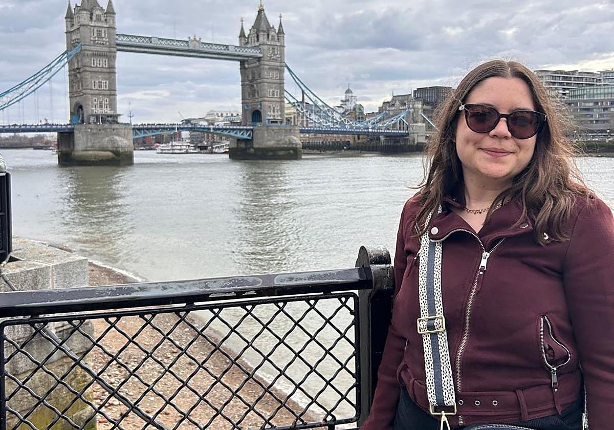 La investigadora gijonesa frente al puente de Londres, donde realiza su doctorado sobre los babuinos.