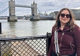 La investigadora gijonesa frente al puente de Londres, donde realiza su doctorado sobre los babuinos.