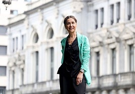 Dolores Carcedo, en el Campo de San Francisco, en Oviedo, con el edificio de la Junta General al fondo.