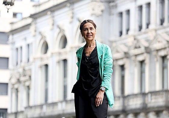 Dolores Carcedo, en el Campo de San Francisco, en Oviedo, con el edificio de la Junta General al fondo.
