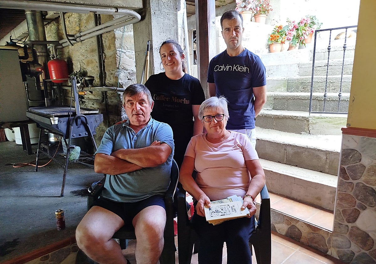 Imagen principal - Arriba, José Manuel Fernández e Isabel d'Anuca, con su hija María y el marido de esta, Juan Lorences, en la casa familiar; a la izquierda, la casa 'viecha' de Manulón, donde nació y se crió en los veranos Xuan Bello. A la derecha, una vecina muestra los ejemplares que conserva del escritor.
