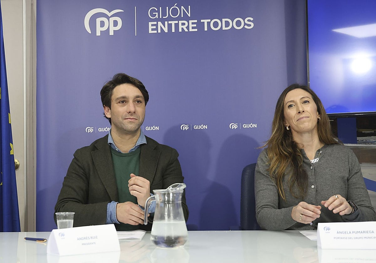 El diputado autonómico del PP al cargo de asuntos económicos y presidente del partido en Gijón, Andrés Ruiz, junto a la vicealcaldesa Ángela Pumariega.