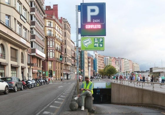 El aparcamiento del espigón de Fomento es uno de los que habitualmente cuelga el cartel de completo estos días.