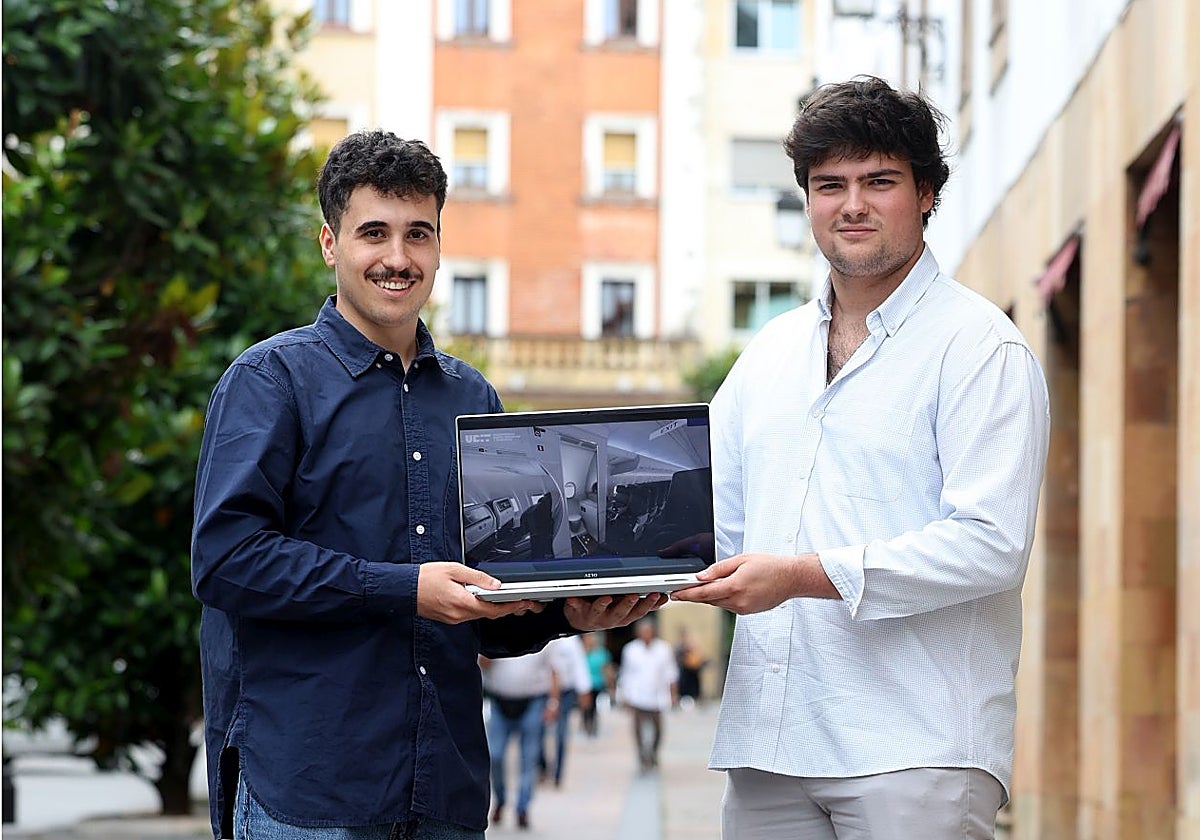 Mateo Magaz y Guillermo Fernández, con su diseño en el ordenador personal.