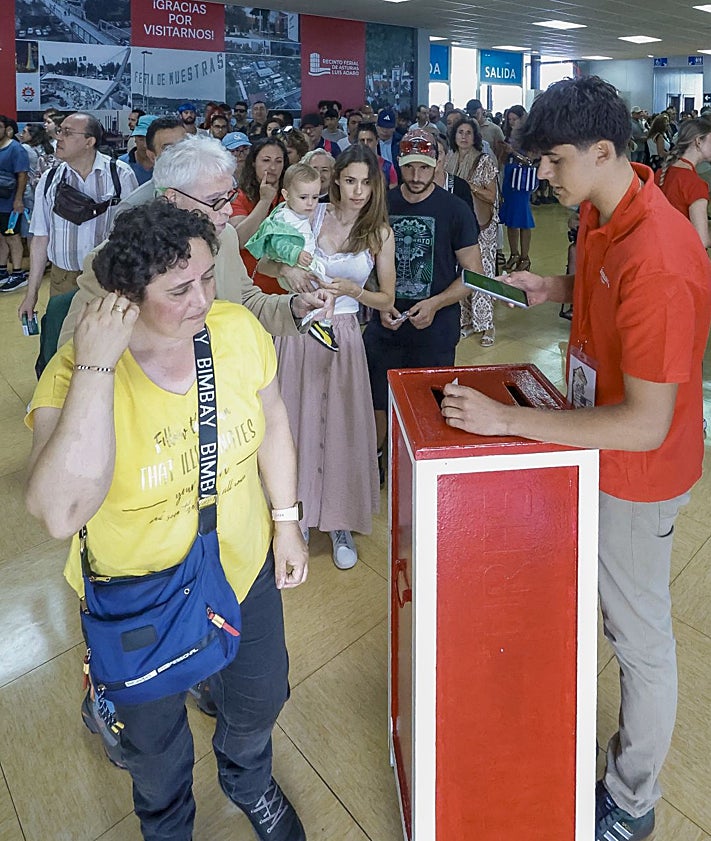 Imagen secundaria 2 - Visitantes durante la primera jornada de la 68 Fidma.