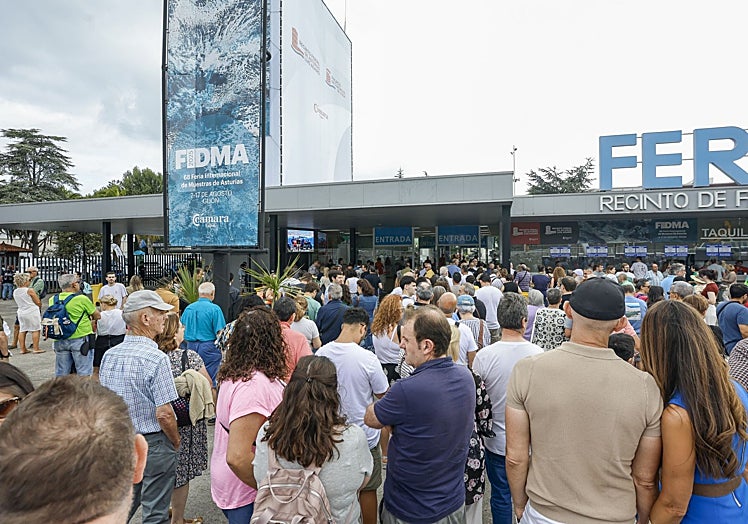 Colas frente a las taquillas y a las puertas de la entrada principal, minutos antes de la apertura.