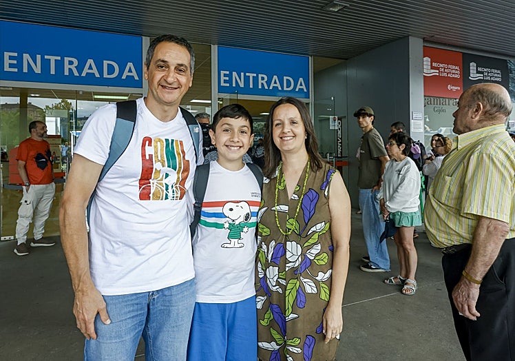Belén González y Marcos Díez, con su hijo Enol.