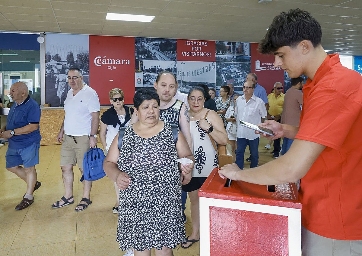 Imagen secundaria 1 - Visitantes durante la primera jornada de la 68 Fidma.