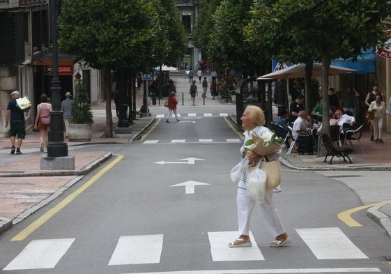 La calle Gil de Jaz, que termina en Uría.