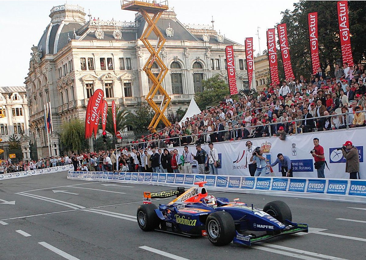 Imagen secundaria 1 - El piloto cuando era niño; en una exhibición en la calle Uría; y celebrando un triunfo.