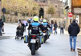 Agentes de la Policía Local de Avilés de patrulla.