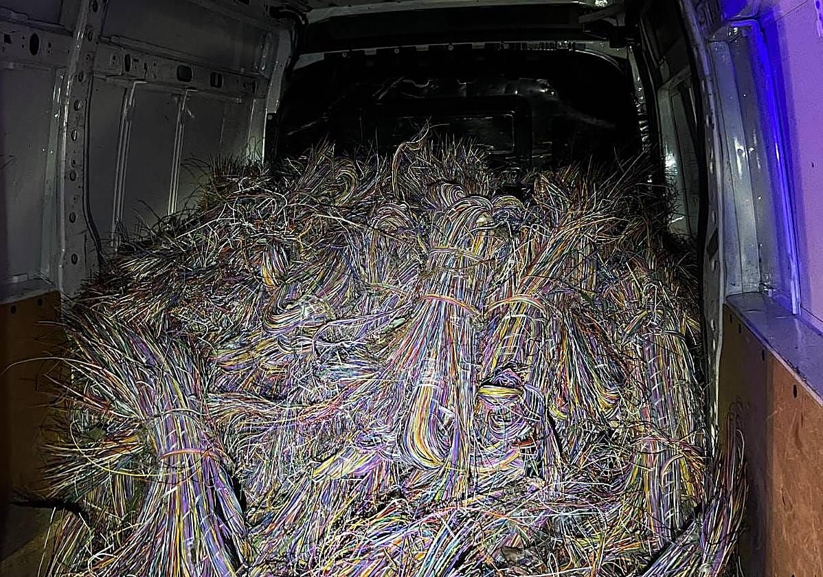 Furgón que conducía el detenido lleno de cable de cobre.