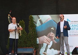 César González junto al gaitero Alfonso Fernández en la plaza Mayor.