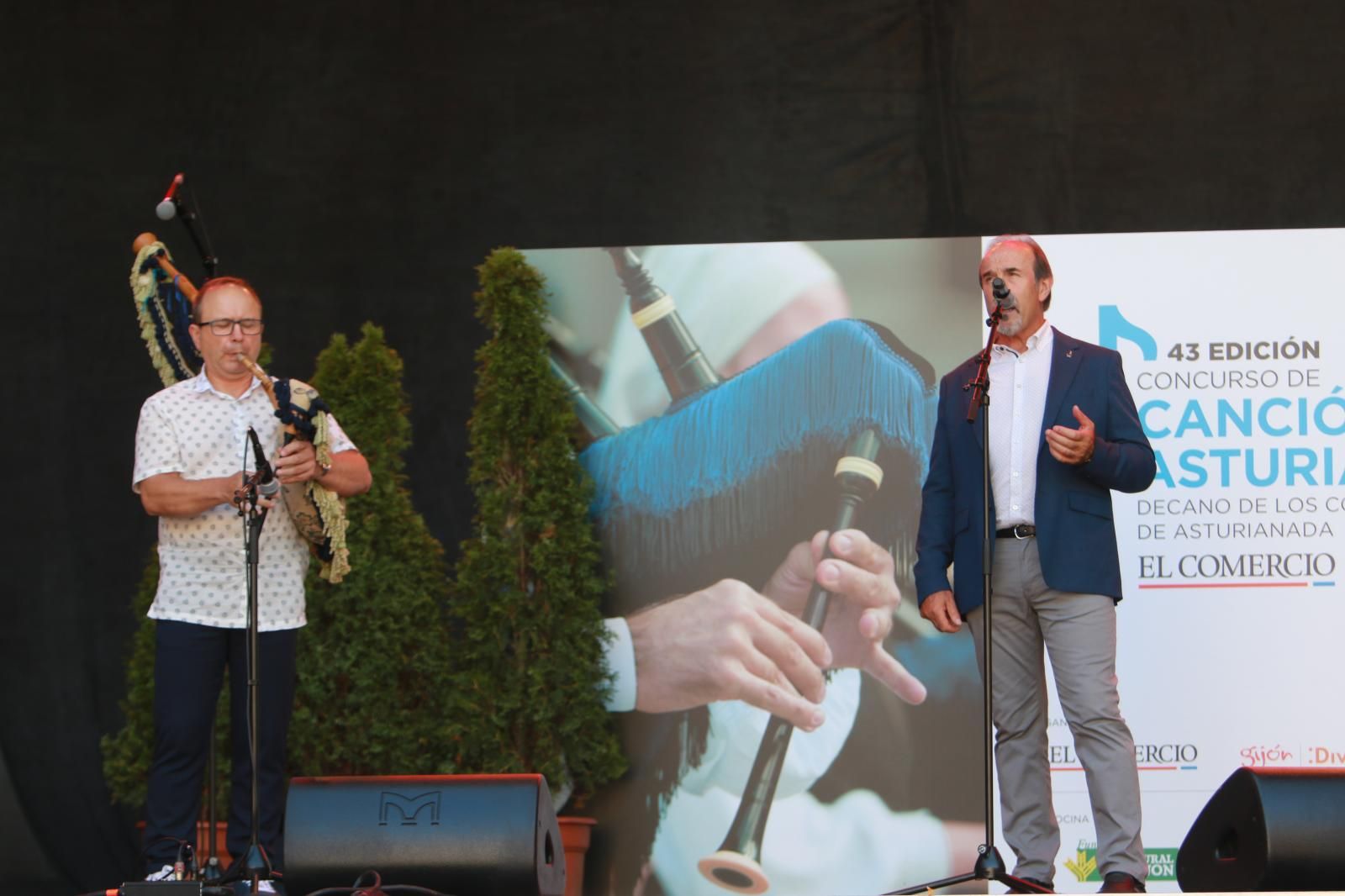 César González junto al gaitero Alfonso Fernández en la plaza Mayor.