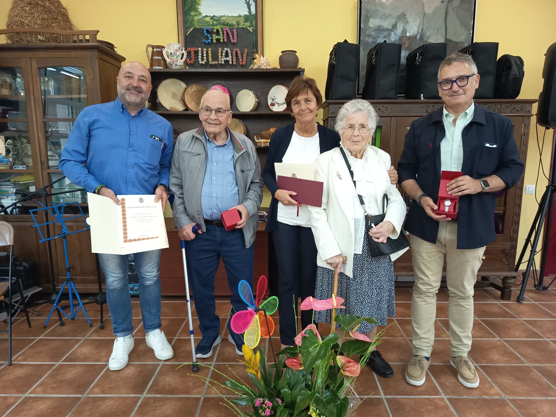 Alfredo González y María de los Dolores Pérez, con Guzmán Pendás, Carmen Moriyón y Gilberto Villoria en la sede vecinal de Roces.