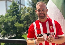 Borja Lavandera, con el carnet y la camiseta del Sporting.