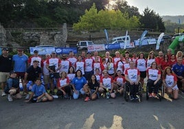 Participantes aguardan antes de dar comienzo a la prueba, en Arriondas.