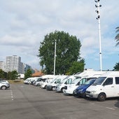 Autocaravanas estacionadas este domingo en el parque Hermanos Castro.