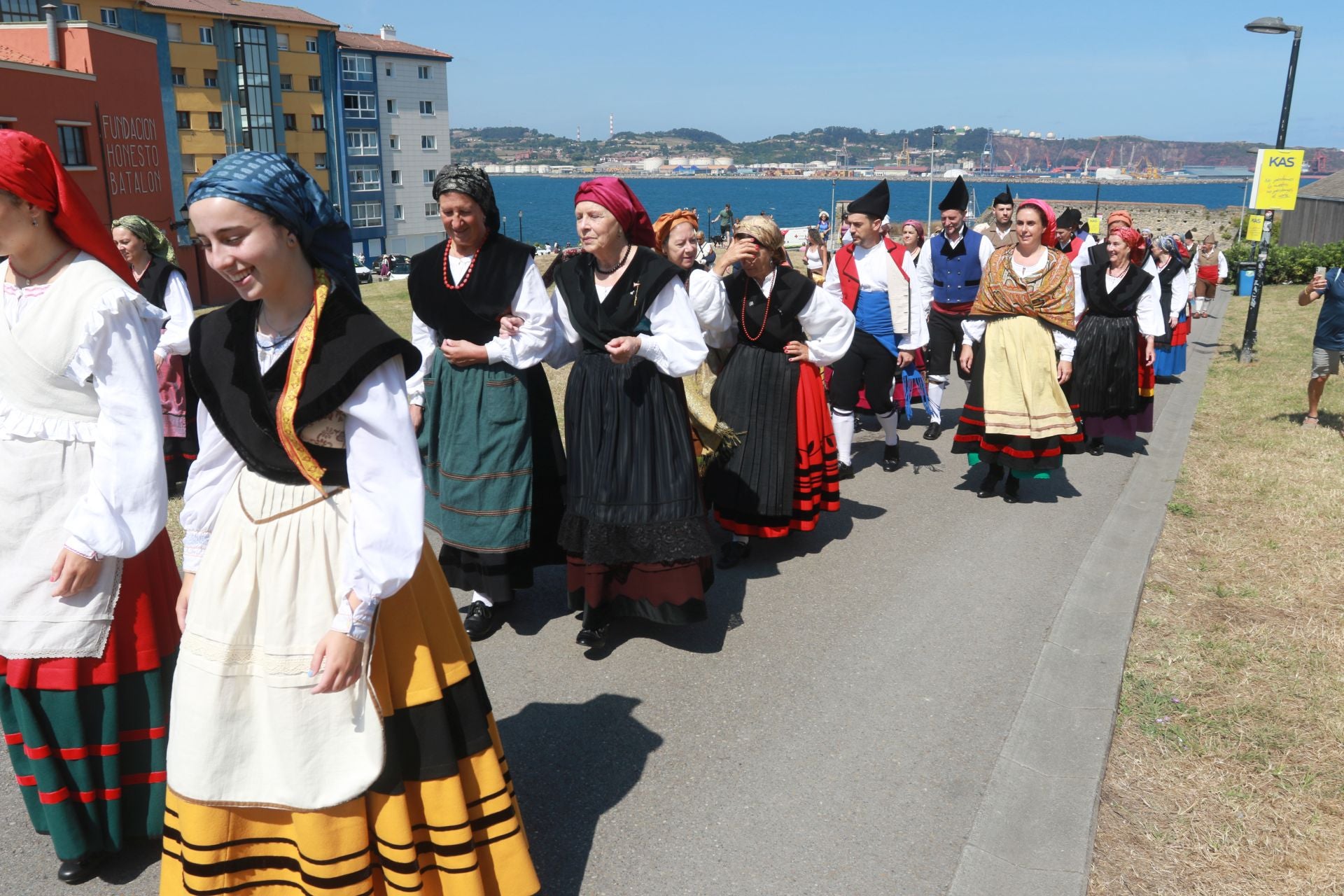 Juegos tradicionales y desfile por el Día de Asturias en Gijón