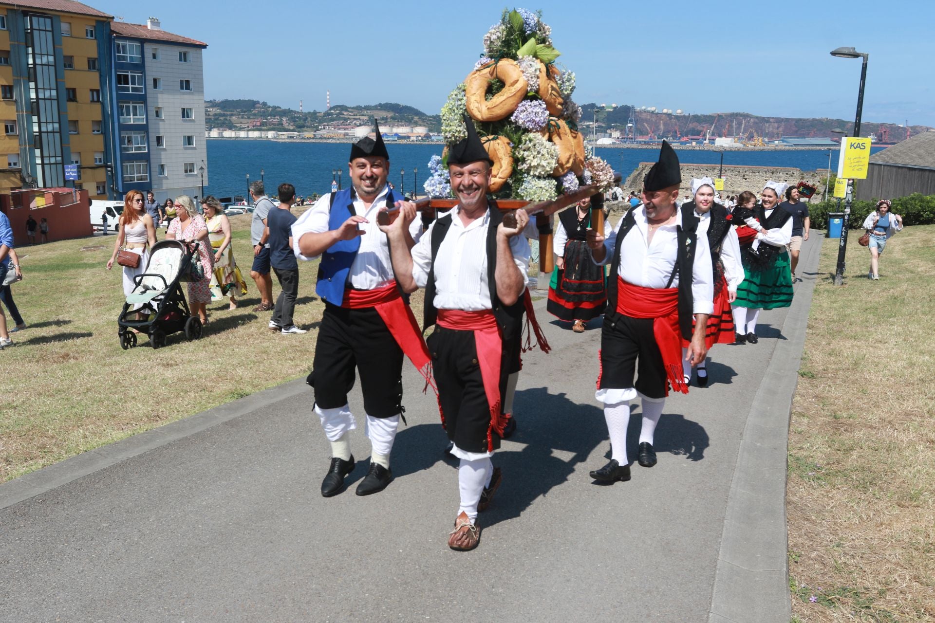 Juegos tradicionales y desfile por el Día de Asturias en Gijón