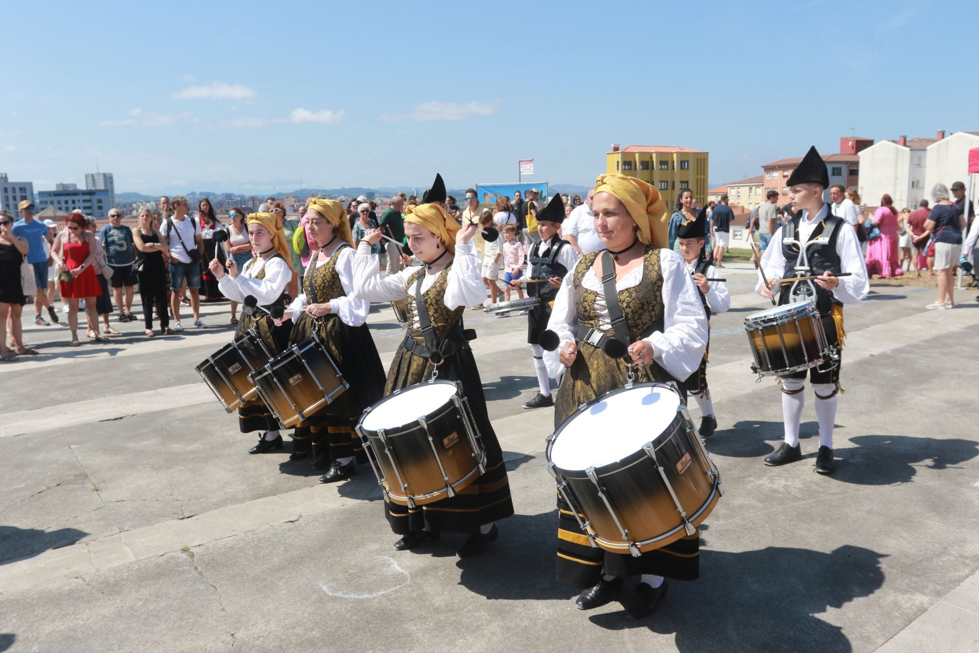 Juegos tradicionales y desfile por el Día de Asturias en Gijón