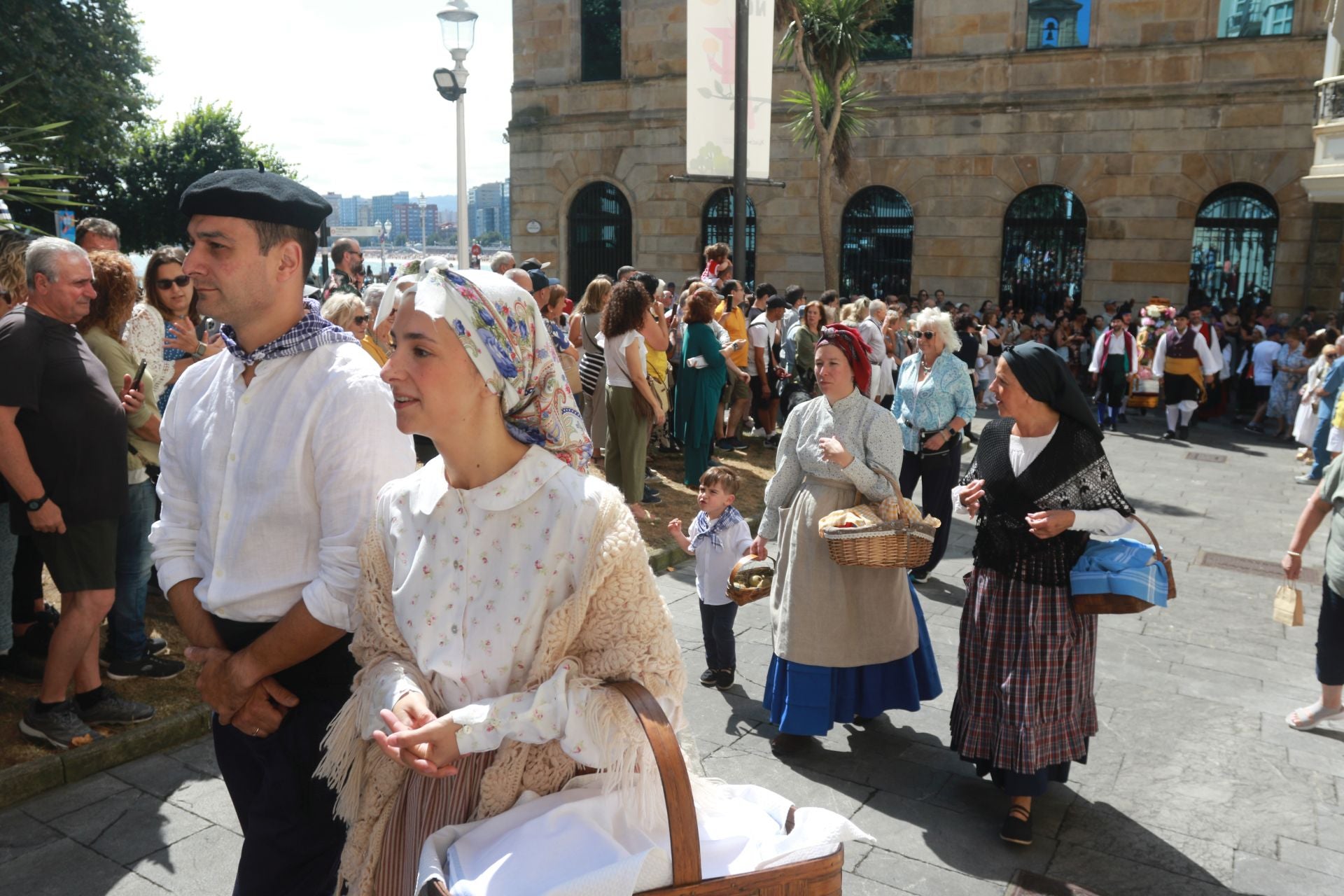 Juegos tradicionales y desfile por el Día de Asturias en Gijón
