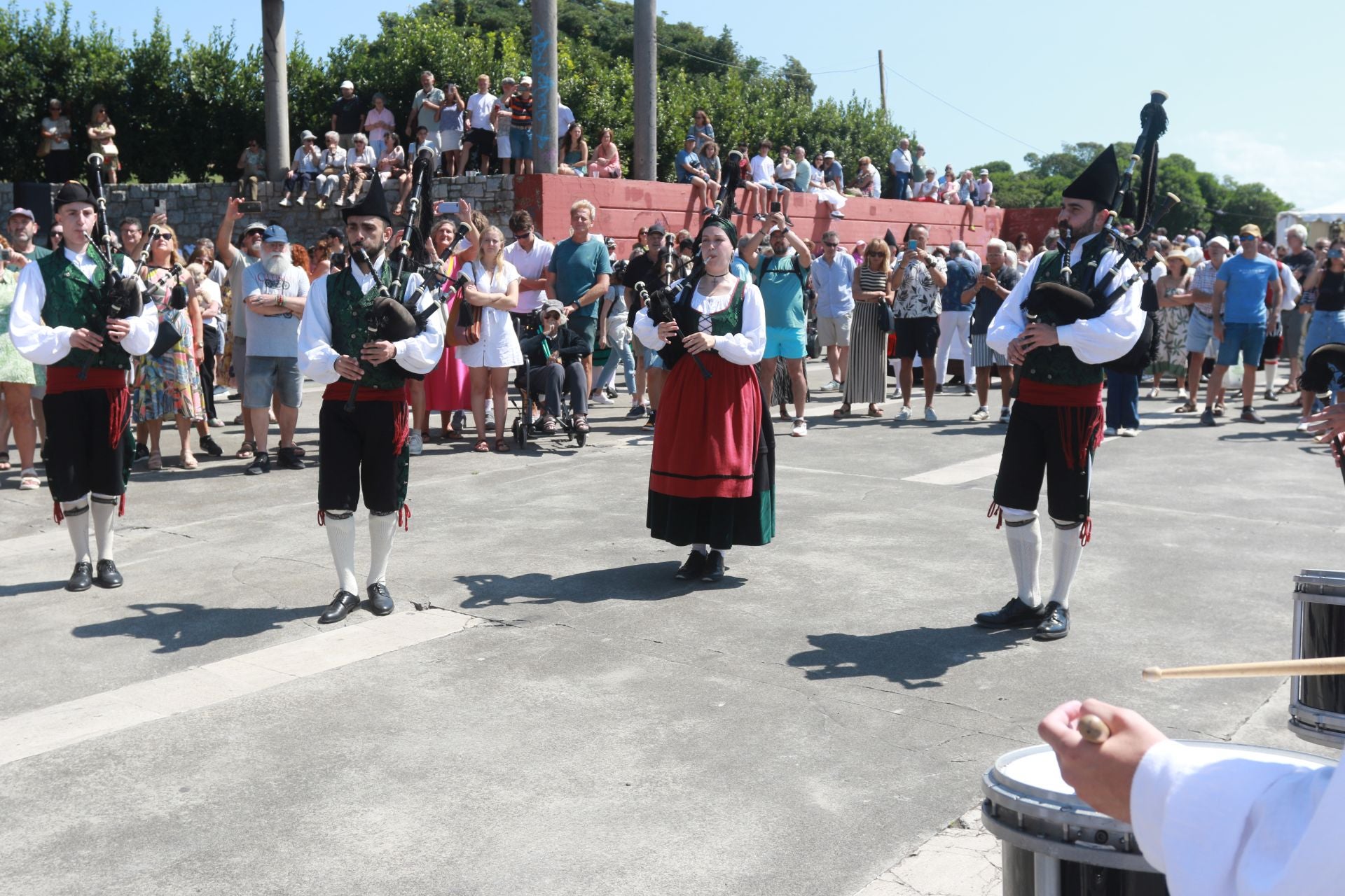 Juegos tradicionales y desfile por el Día de Asturias en Gijón