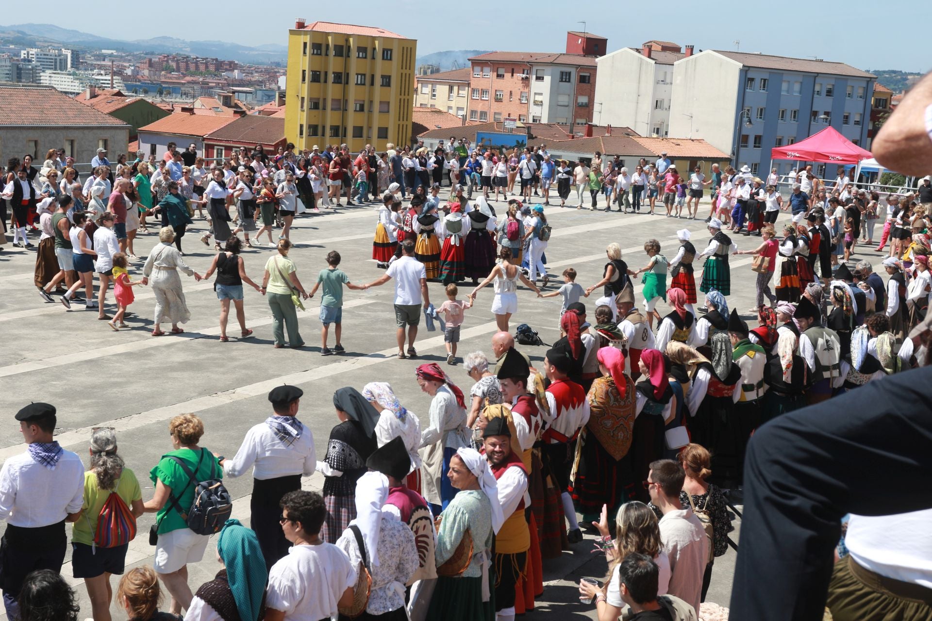 Juegos tradicionales y desfile por el Día de Asturias en Gijón