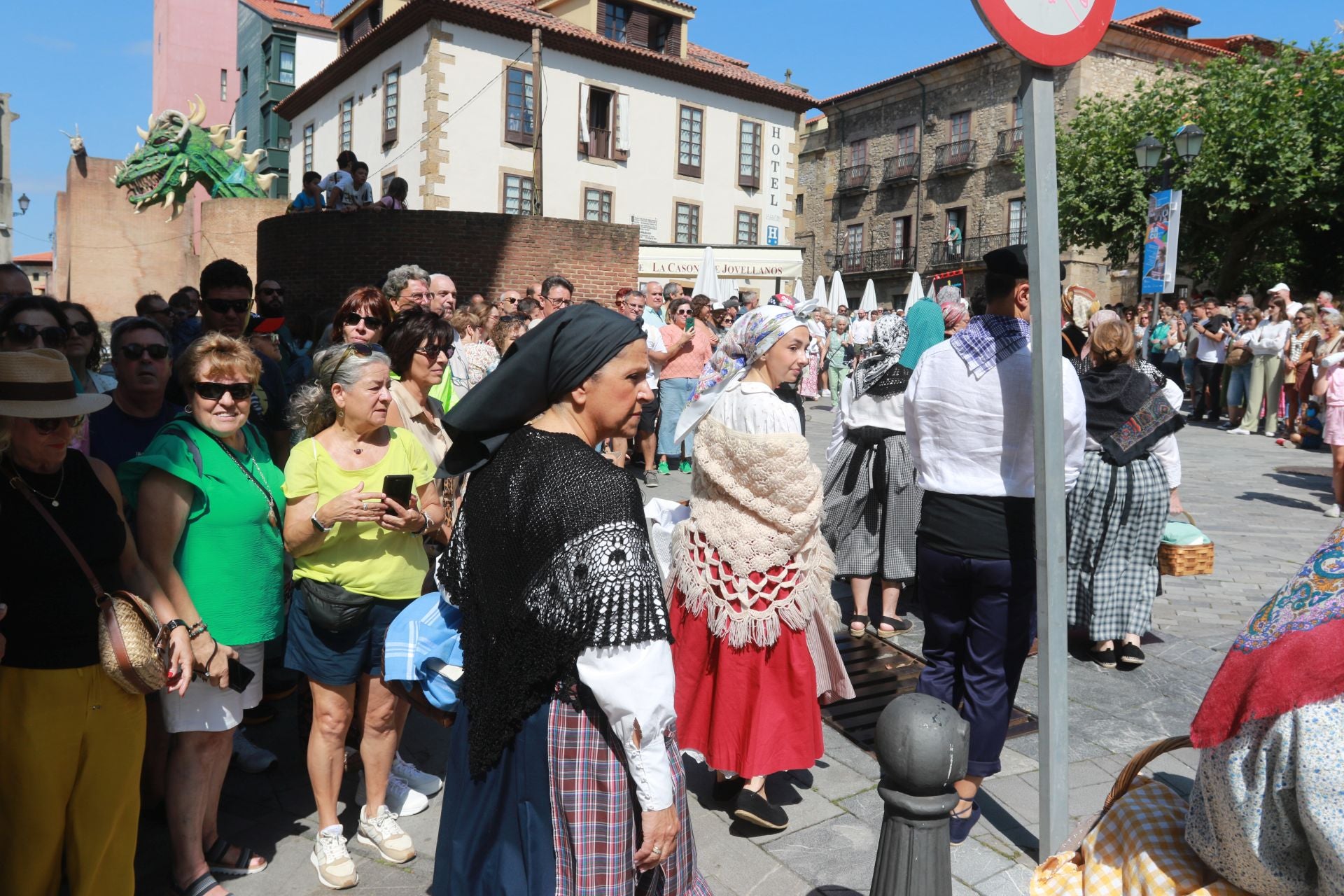 Juegos tradicionales y desfile por el Día de Asturias en Gijón