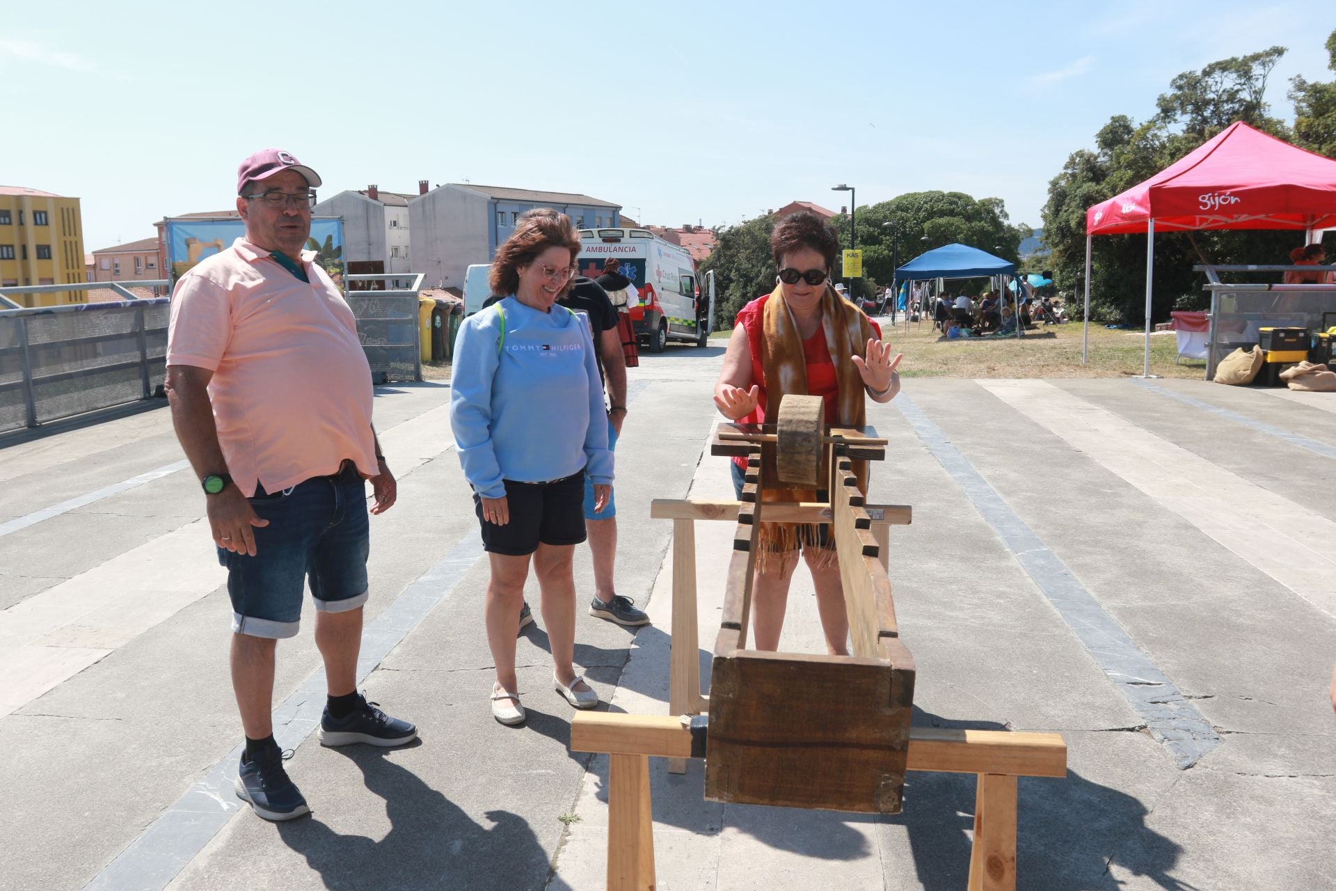 Juegos tradicionales y desfile por el Día de Asturias en Gijón