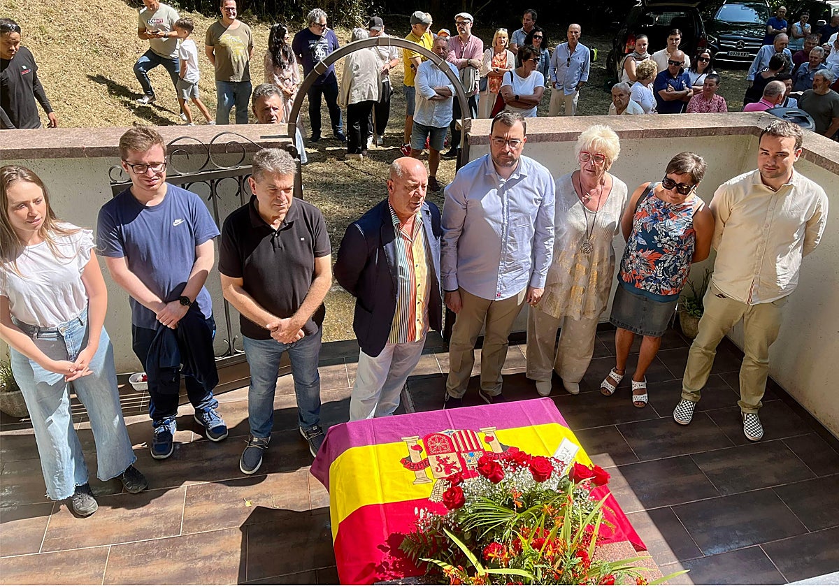 Adrián Barbón junto a Manuel García Salgado (a su derecha) en el homenaje a los ocho socialistas fusilados en la mina Bornaína en 1938.