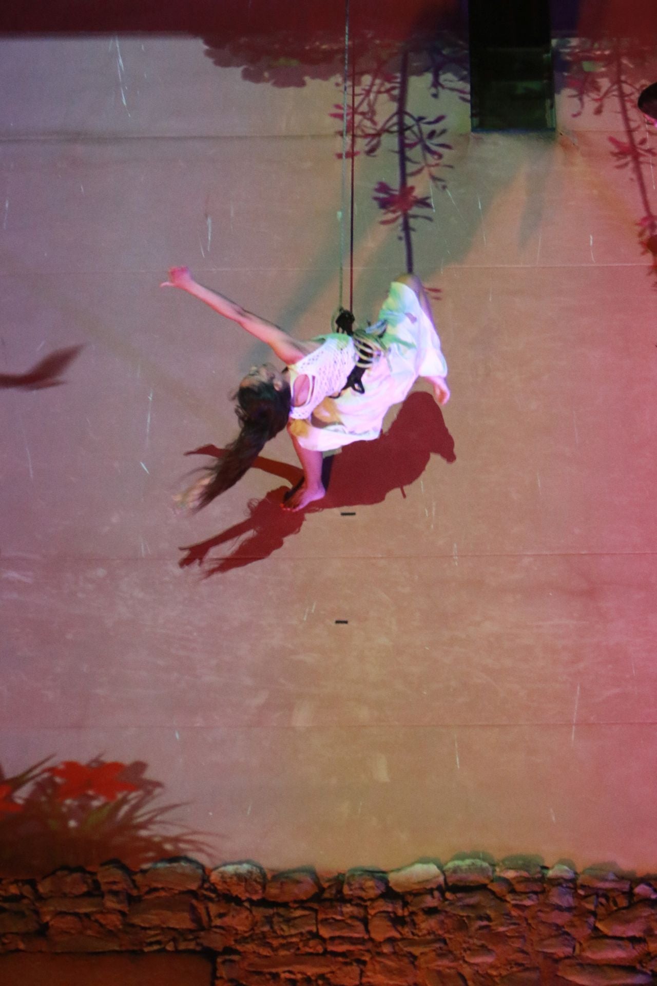 Laglo Zirkodantza se cuelga de la torre del reloj de Gijón