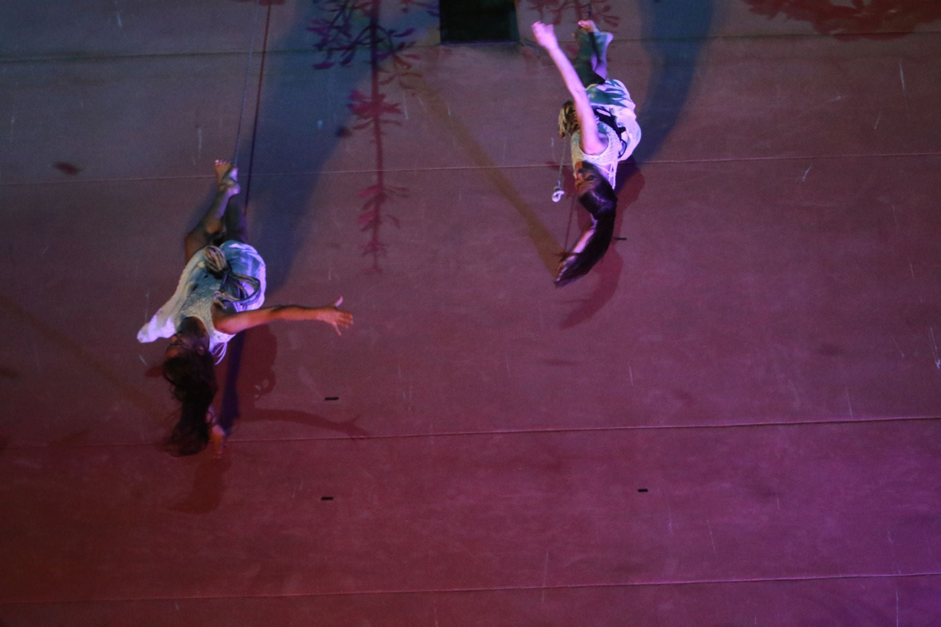 Laglo Zirkodantza se cuelga de la torre del reloj de Gijón