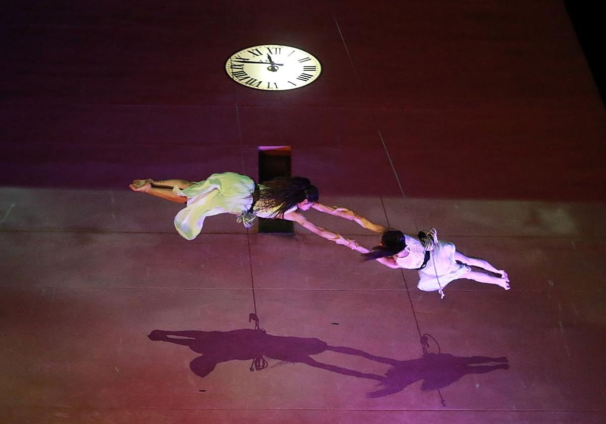 Laglo Zirkodantza se cuelga de la torre del reloj de Gijón