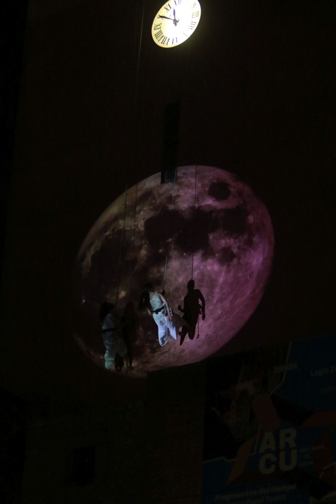 Laglo Zirkodantza se cuelga de la torre del reloj de Gijón