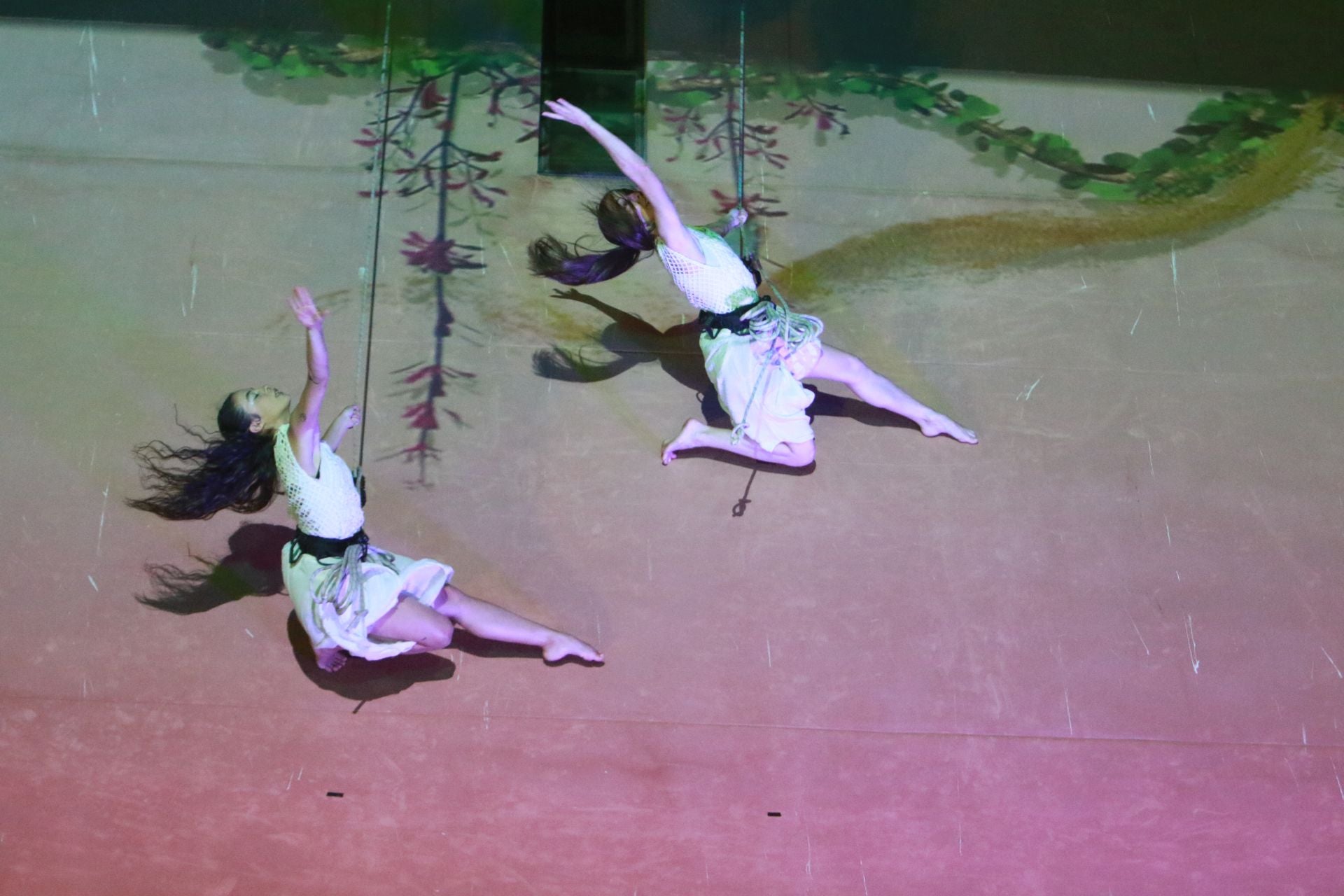 Laglo Zirkodantza se cuelga de la torre del reloj de Gijón