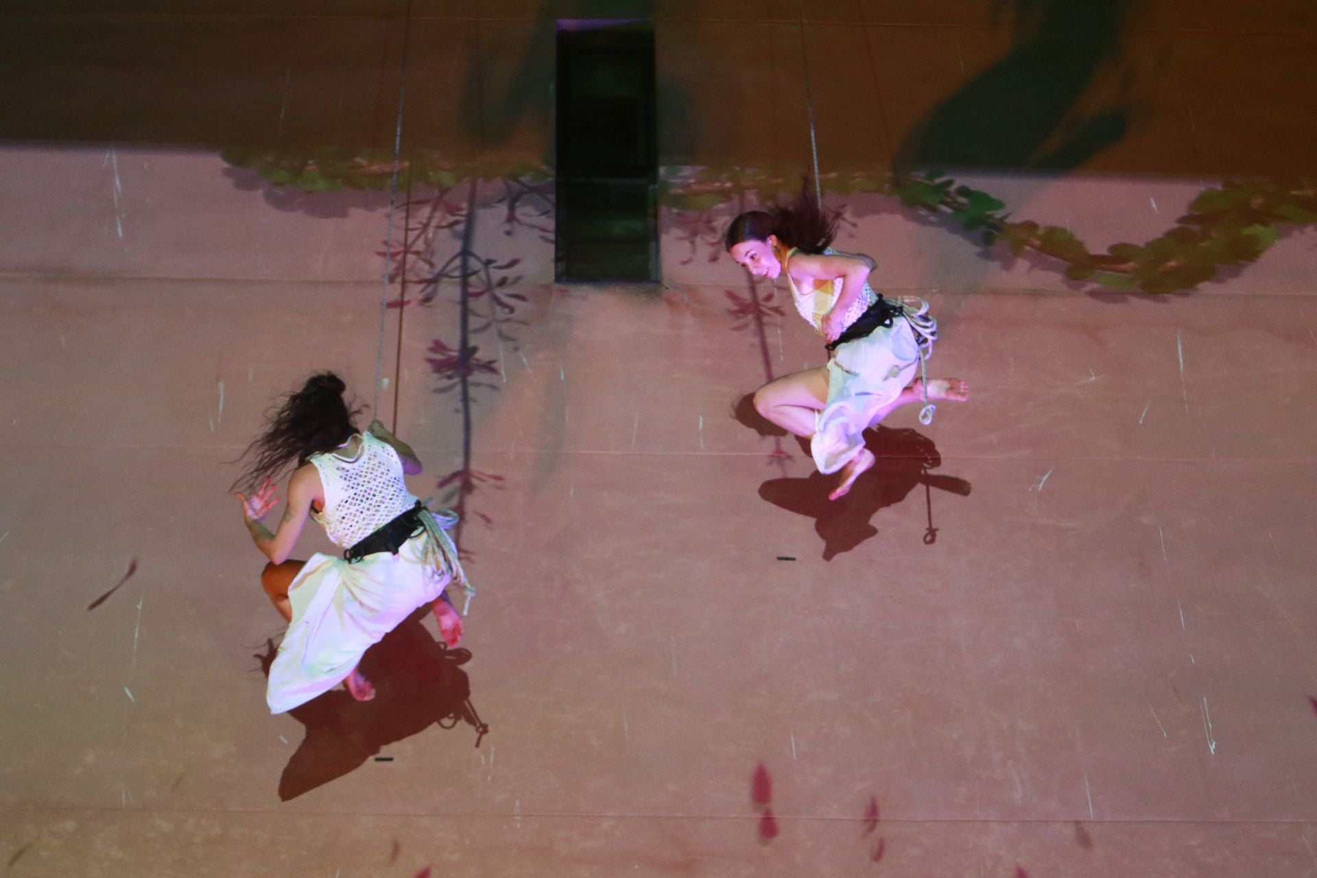 Laglo Zirkodantza se cuelga de la torre del reloj de Gijón