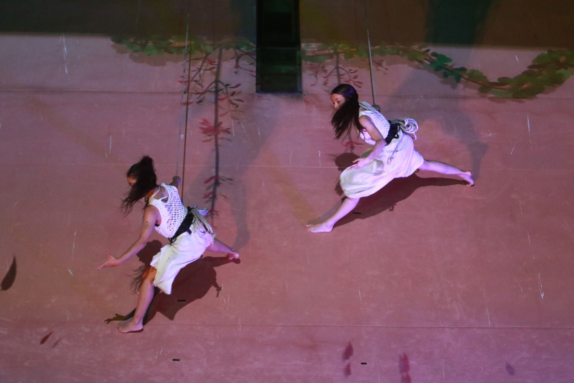 Laglo Zirkodantza se cuelga de la torre del reloj de Gijón