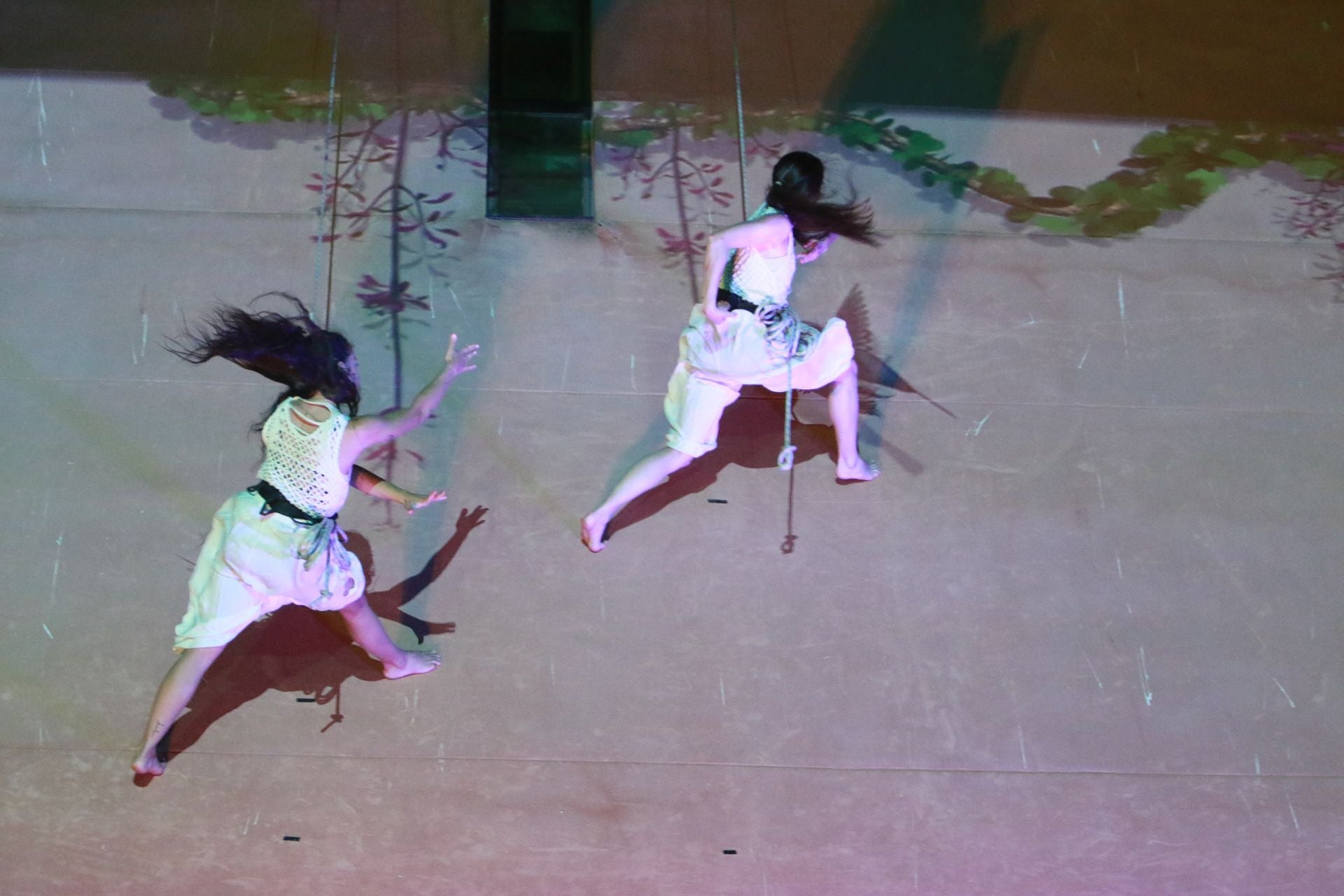 Laglo Zirkodantza se cuelga de la torre del reloj de Gijón