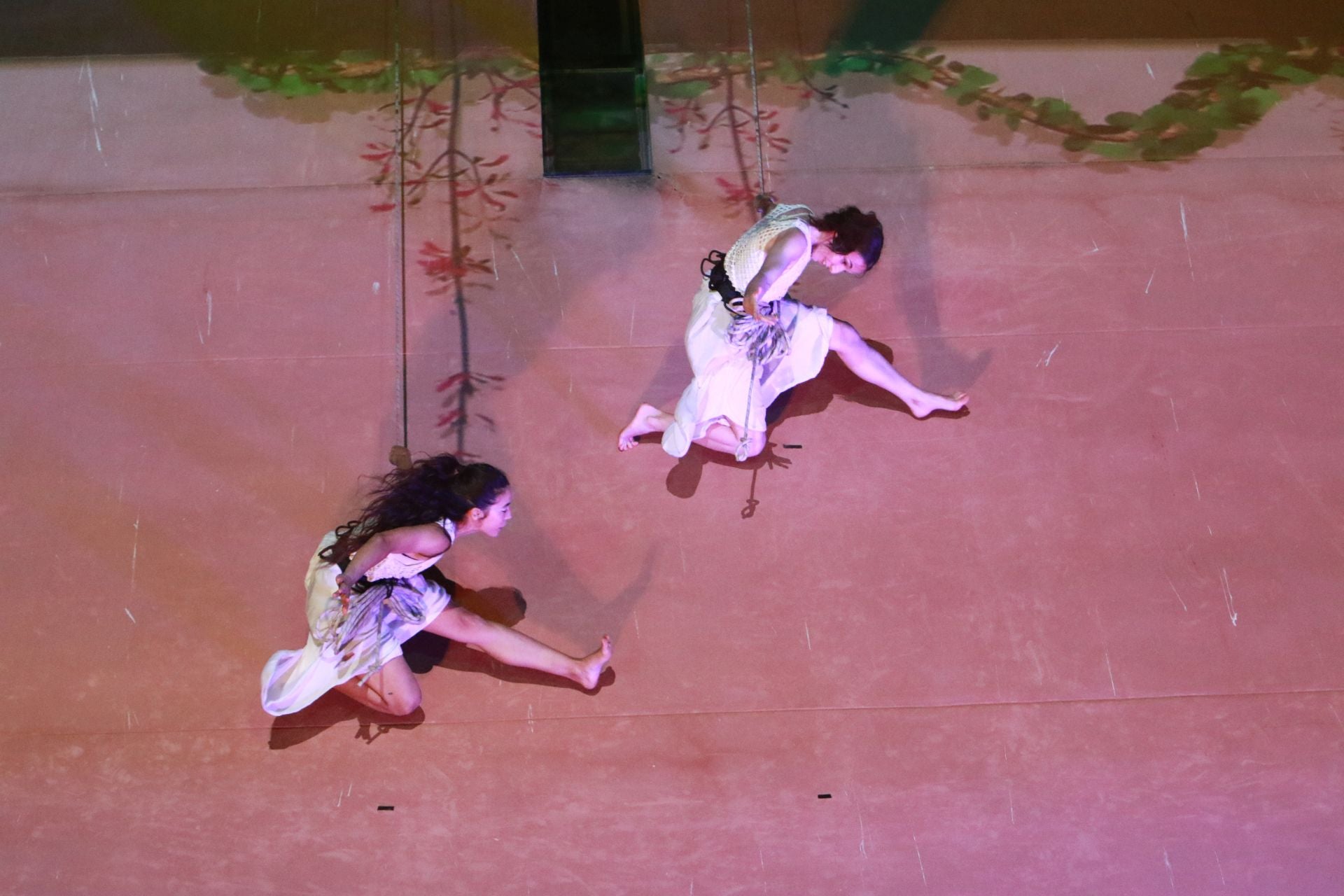 Laglo Zirkodantza se cuelga de la torre del reloj de Gijón