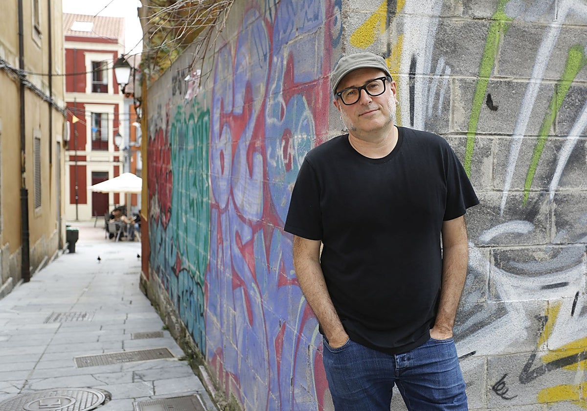 Javier Rodríguez, en Gijón, donde vive y trabaja para editoriales de EE UU.