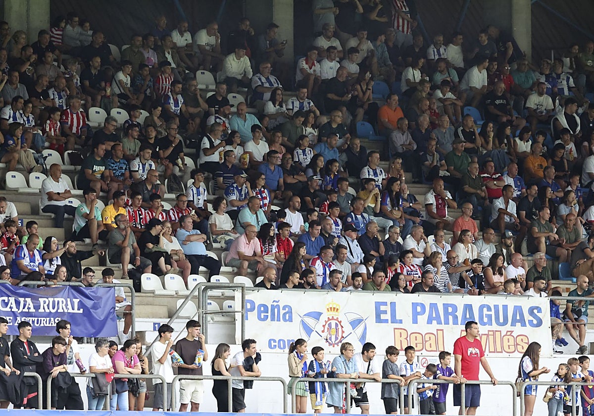 Público en la grada de José Cueto en el primer amistoso del Real Avilés en casa ante el Sporting.