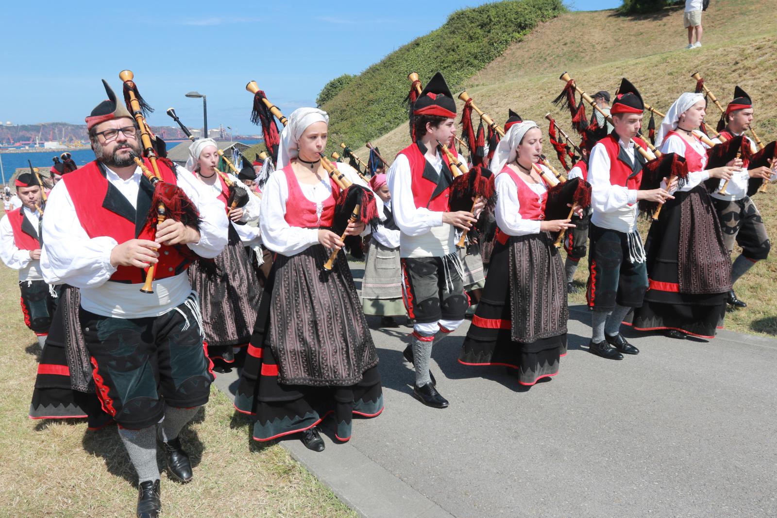 La Banda de Gaitas Villa de Xixón sube al Cerro durante el desfile.