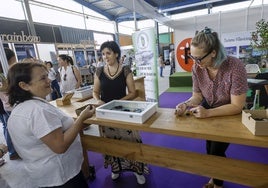 Lorena Costales y Svetlana Poutilina, haciendo una prueba de autenticidad de una pieza de azabache.