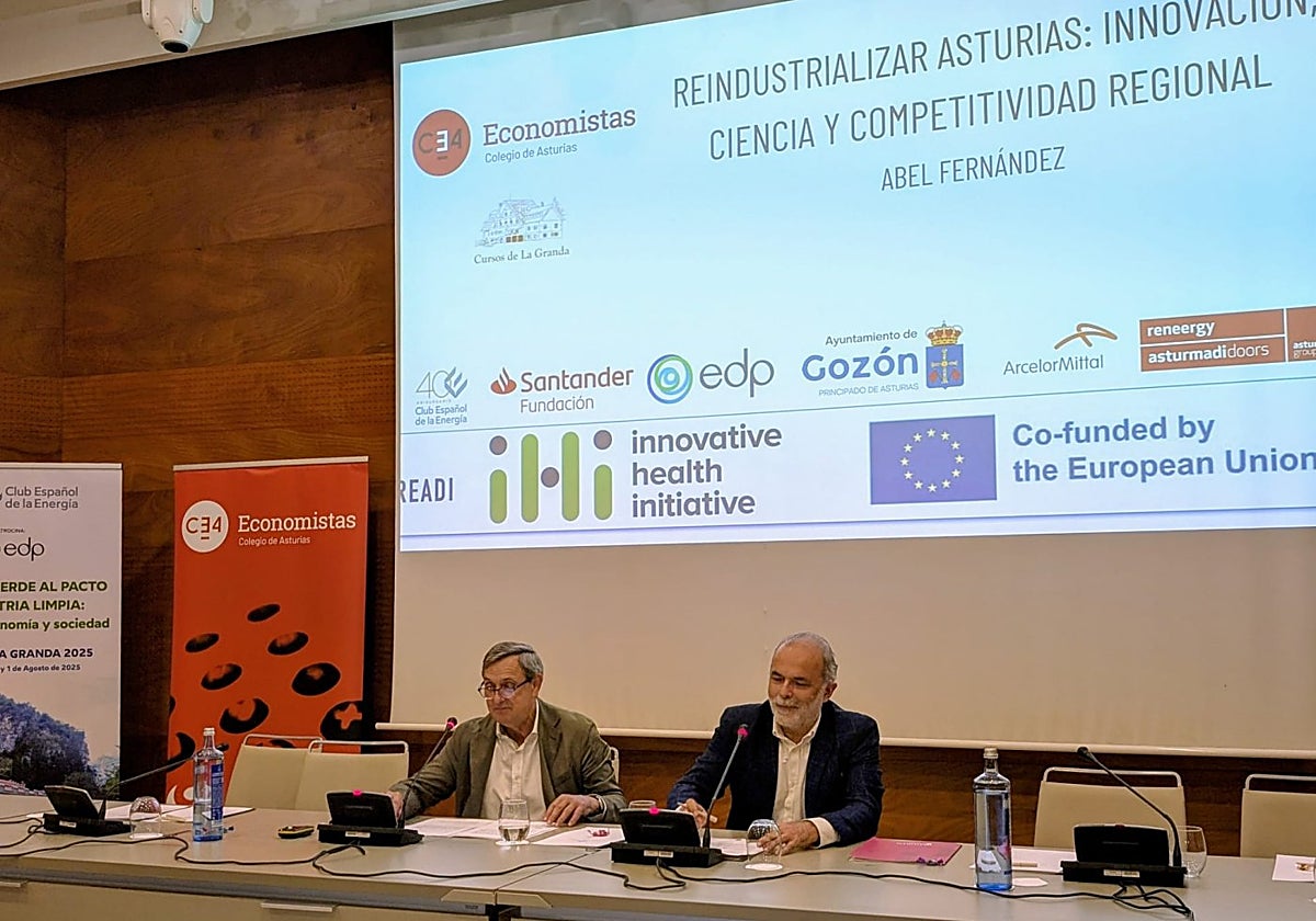 Abel Fernández, director del curso sobre reindustrializacion, con José Manuel Ferreira, vicepresidente de la Cámara de Comercio de Oviedo.