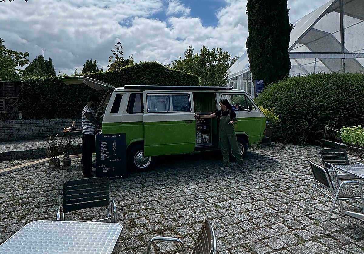 Gastroneta con terraza instalada en el Jardín Botánico durante el mes de agosto.
